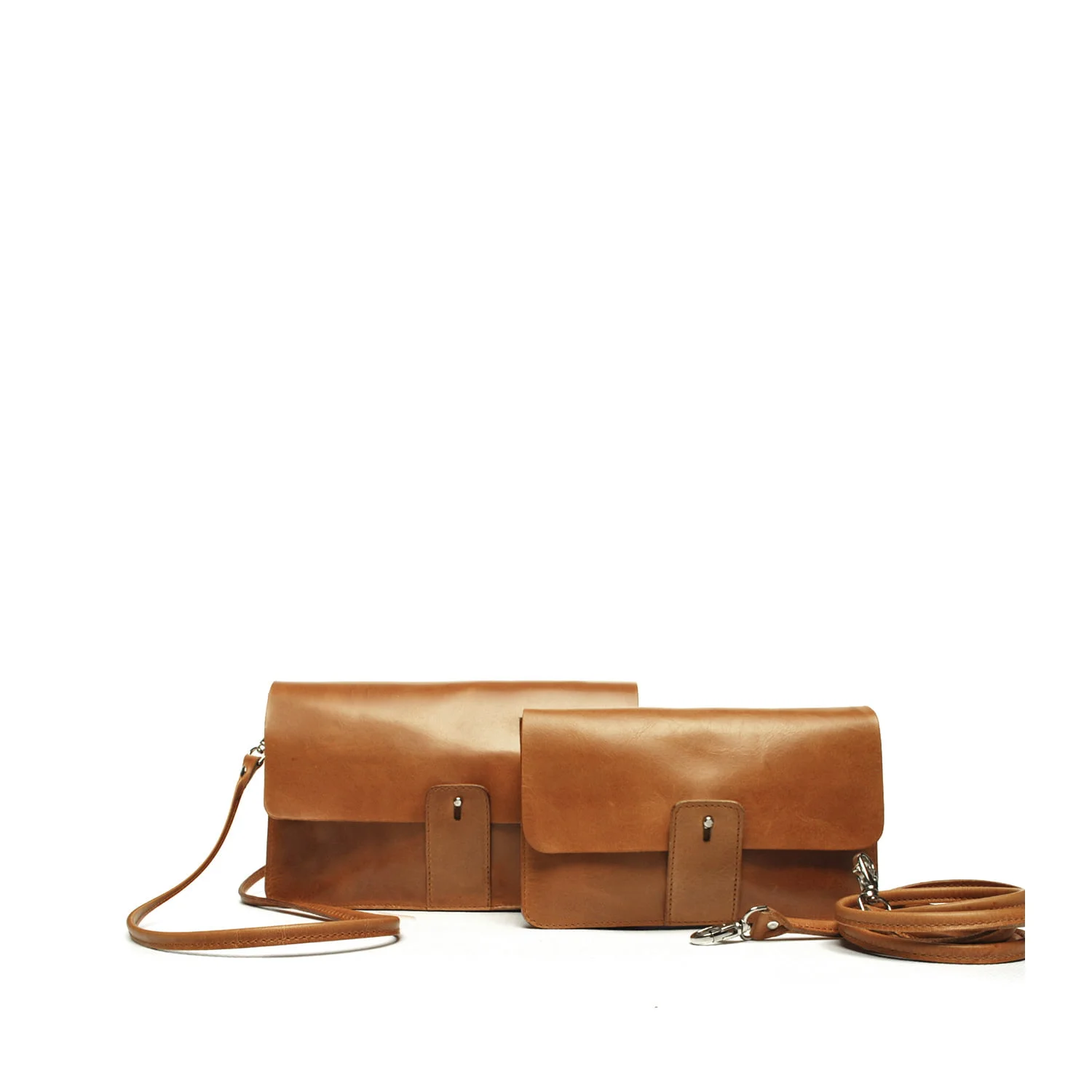 Deux sacs à bandoulière en cuir beige avec fermetures à rabat et bretelles amovibles présentés sur un fond blanc.