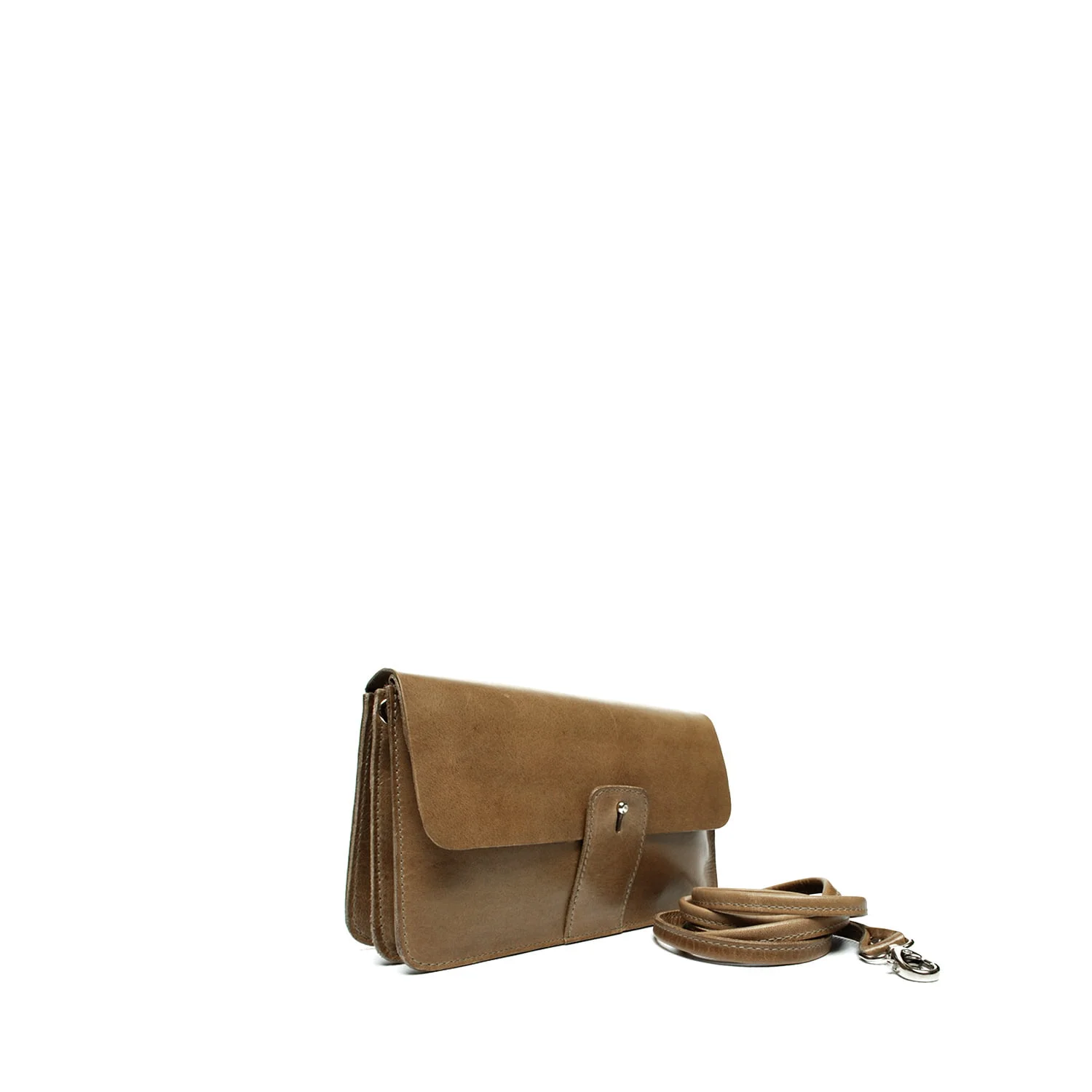 Sac bandoulière en cuir marron avec une fermeture à rabat et une bandoulière amovible, posé sur un fond blanc.