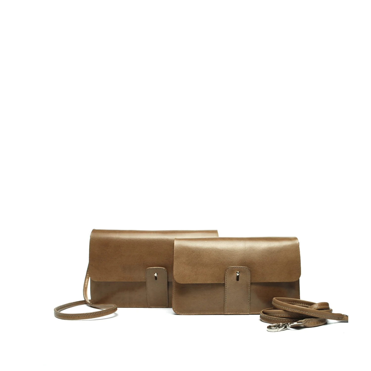 Deux sacs à bandoulière en cuir marron avec fermetures à rabat et bretelles amovibles sont présentés sur un fond blanc.