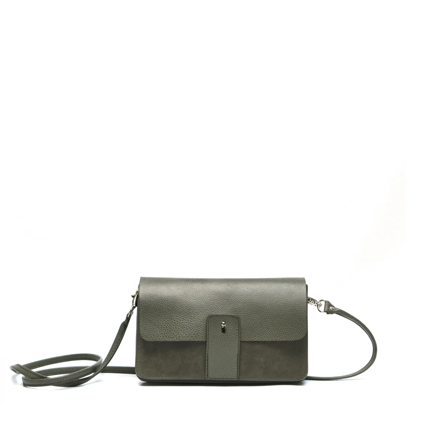 Un sac à bandoulière en cuir vert avec une fermeture à rabat et une bandoulière réglable, sur fond blanc.