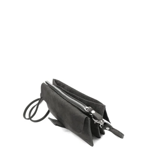 Un sac à bandoulière en cuir noir avec une fermeture éclair et plusieurs compartiments, présenté sur un fond blanc.