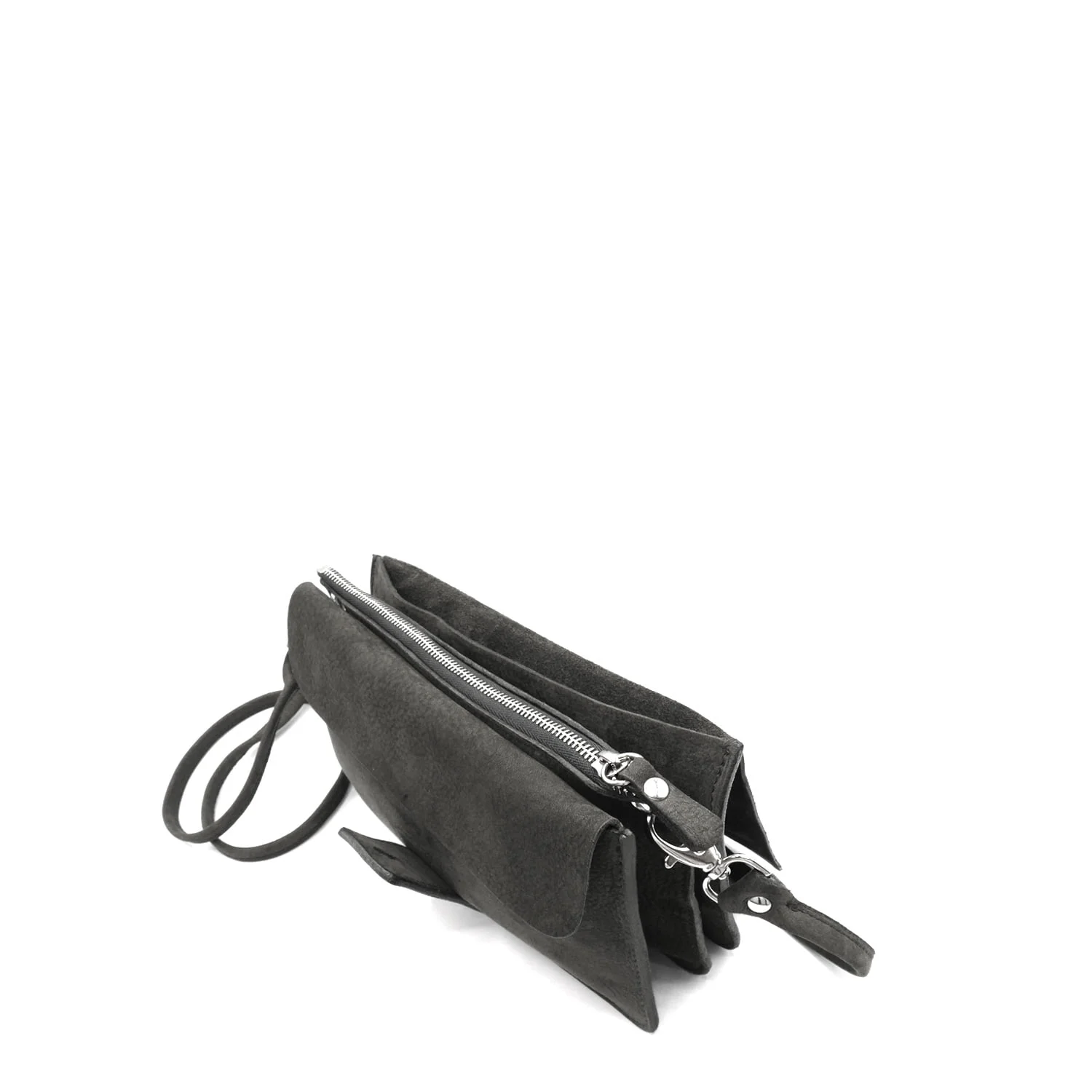 Un sac à bandoulière en cuir noir avec une fermeture éclair et plusieurs compartiments, présenté sur un fond blanc.