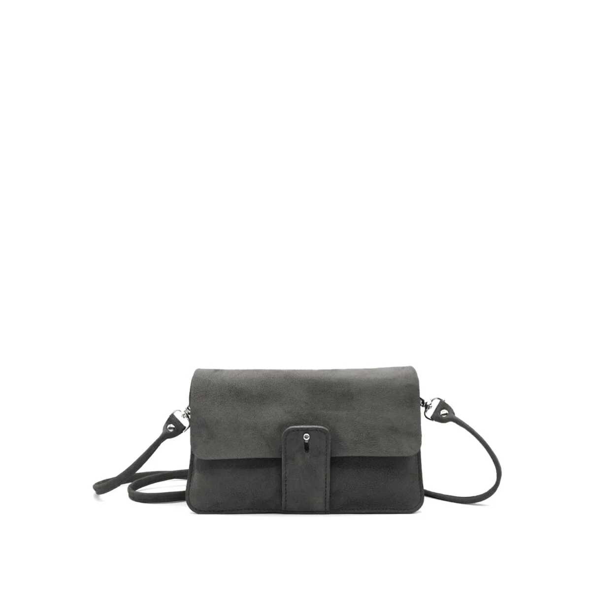 Un élégant sac à main en daim gris foncé avec une fermeture à rabat et une bandoulière réglable est centré sur un fond blanc.