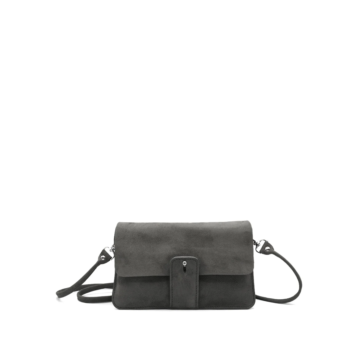 Un élégant sac à main en daim gris foncé avec une fermeture à rabat et une bandoulière réglable est centré sur un fond blanc.