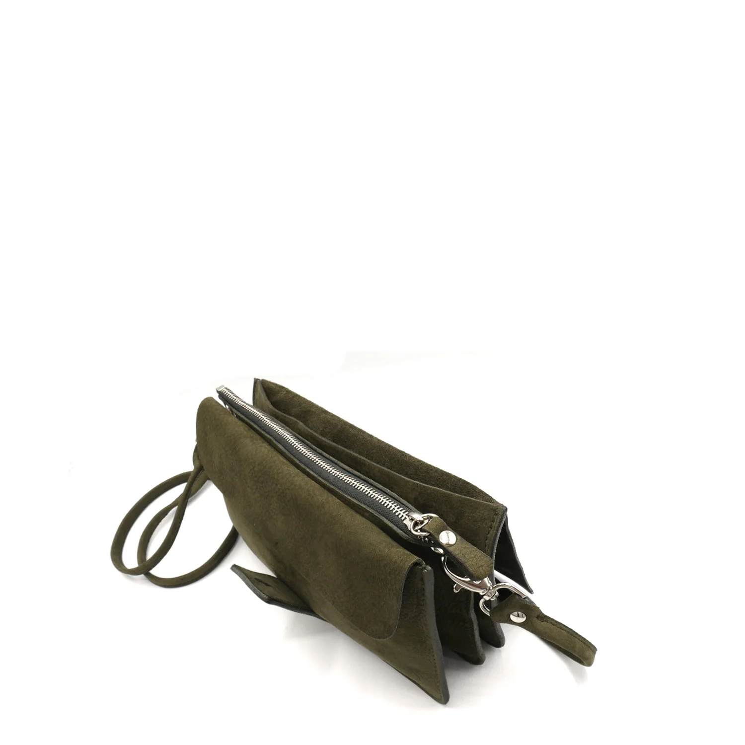 Sac bandoulière en cuir vert olive avec une longue bandoulière et plusieurs compartiments zippés, reposant sur un fond blanc.