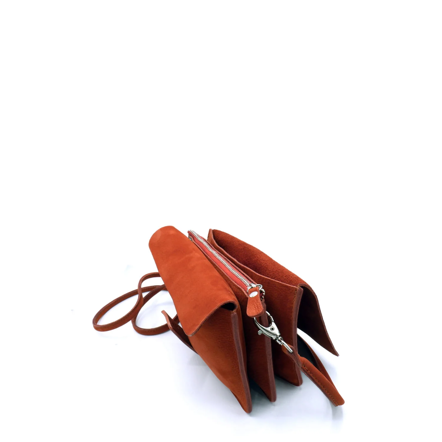 Un sac à bandoulière en cuir marron à plusieurs compartiments avec une longue bandoulière, présenté sur un fond blanc uni.