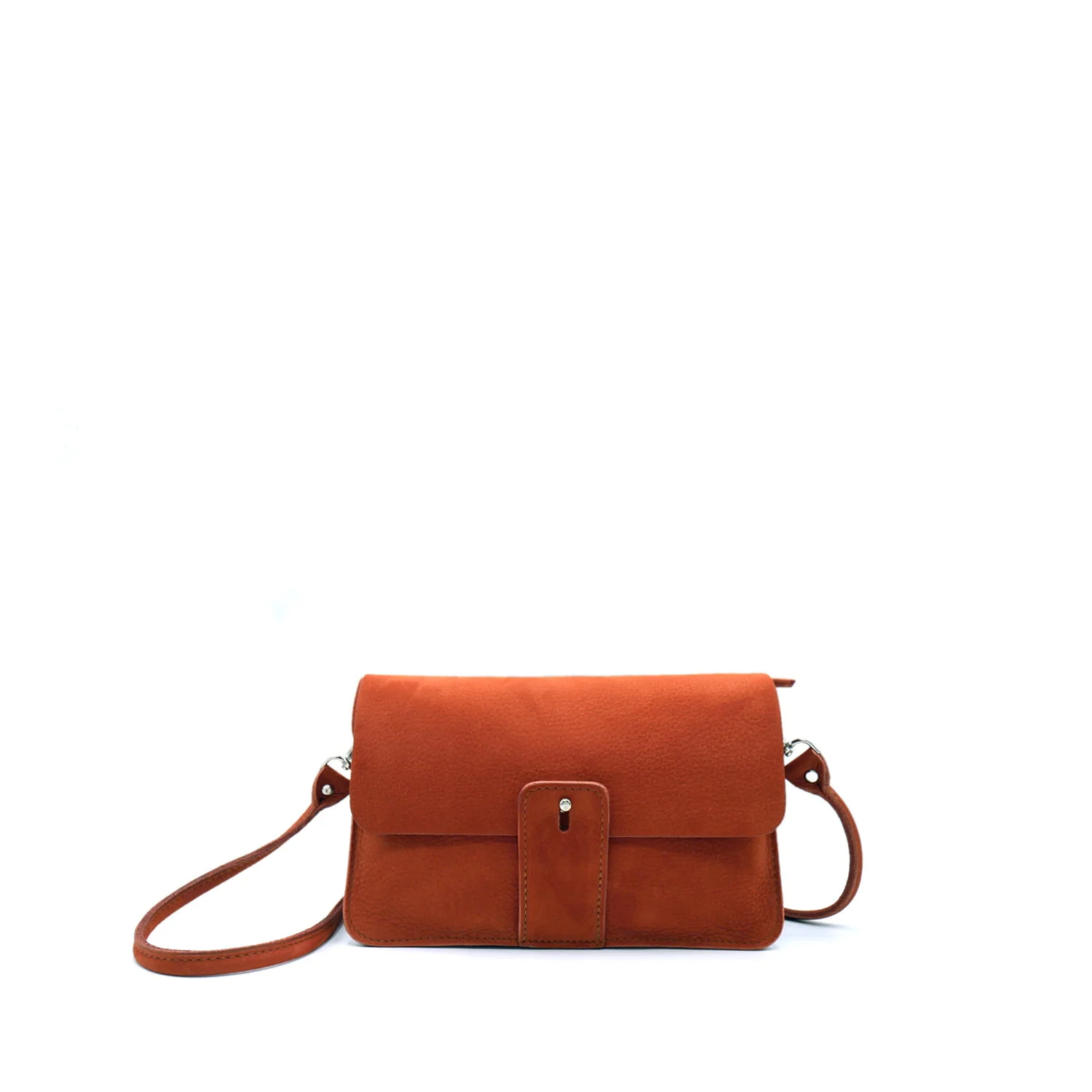 Un petit sac bandoulière en cuir orange avec un rabat avant et une bandoulière, centré sur un fond blanc.