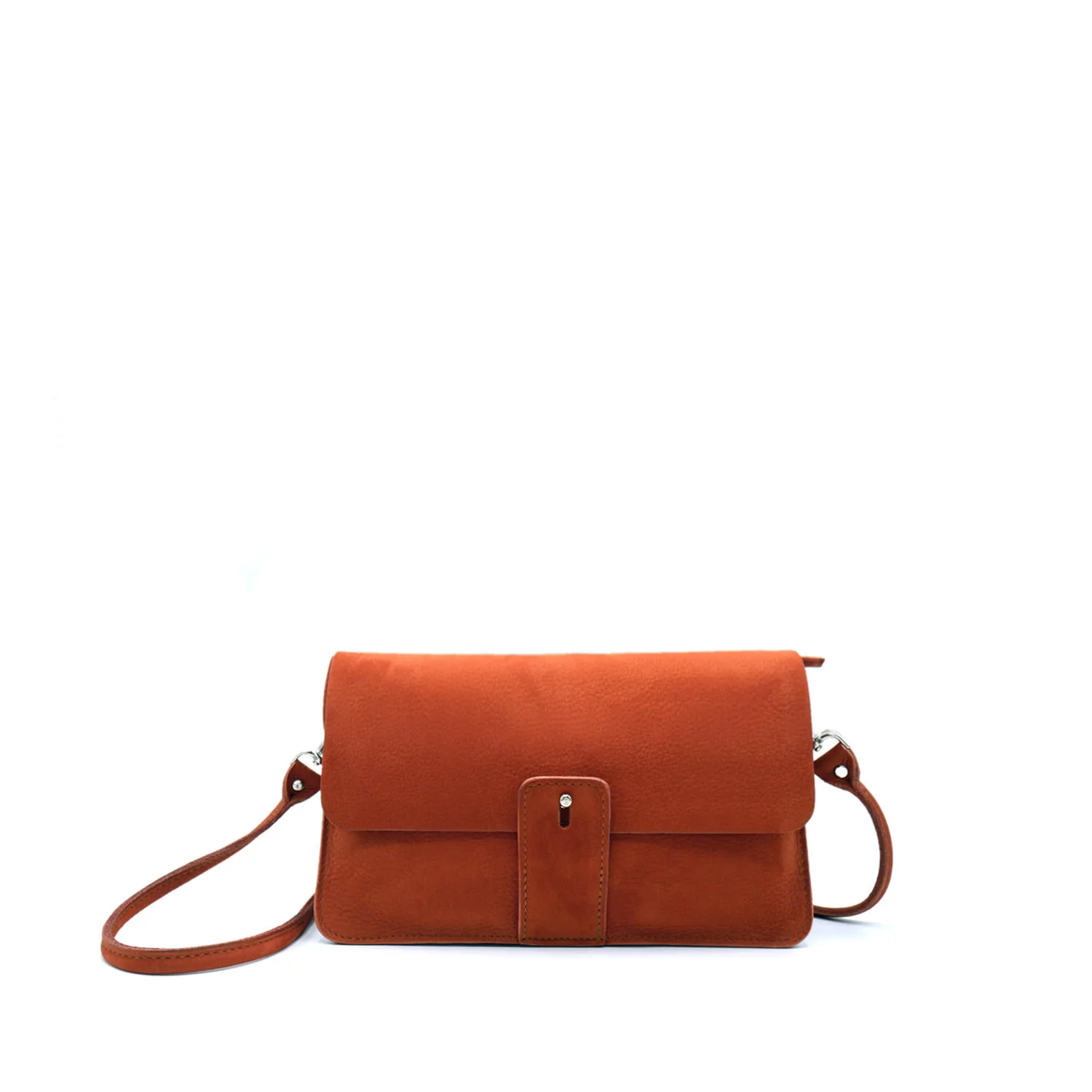 Sac à bandoulière rectangulaire orange avec fermeture à rabat, poche avant et longue bandoulière sur fond blanc.