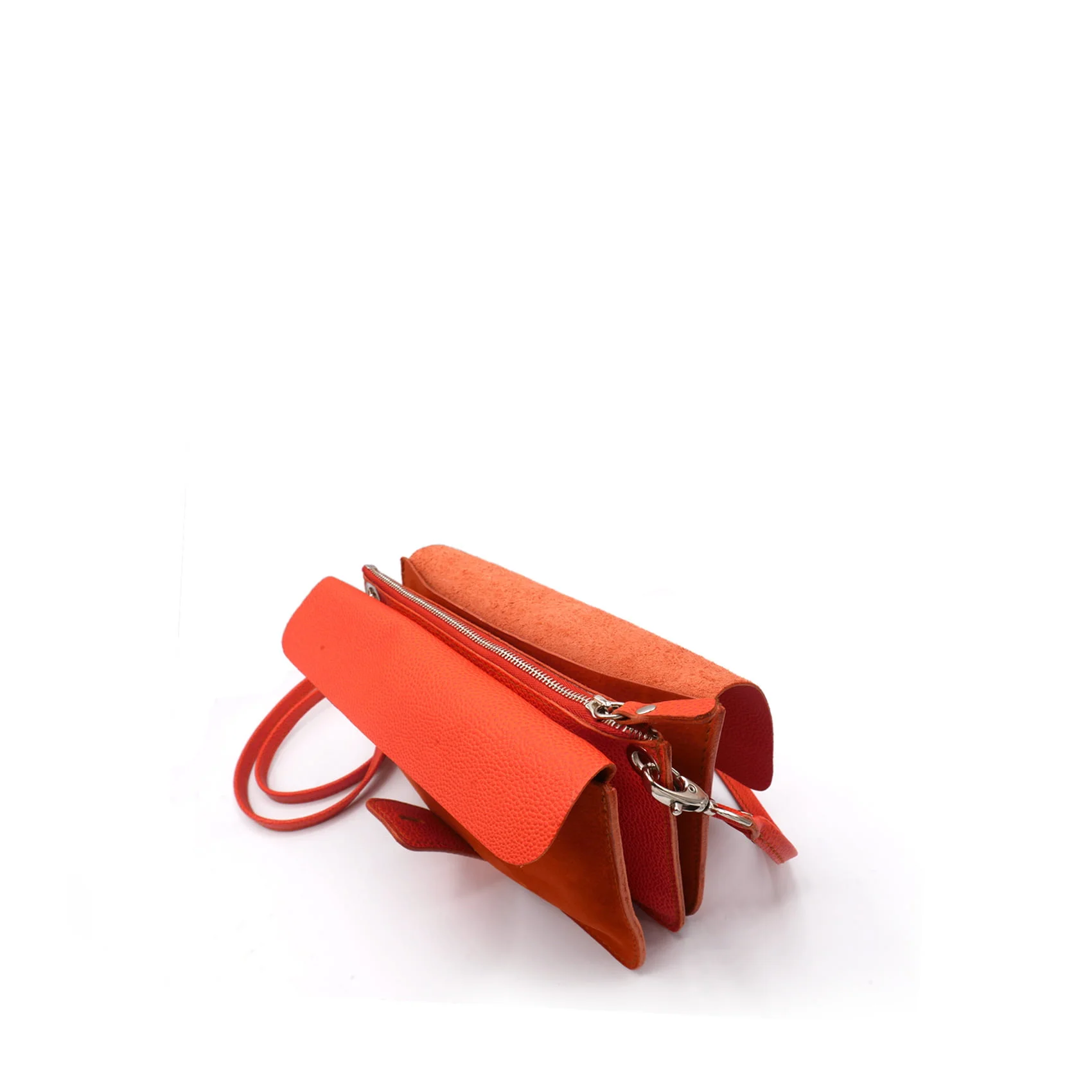 Sac bandoulière en cuir rouge avec fermeture à rabat et bandoulière réglable sur fond blanc.
