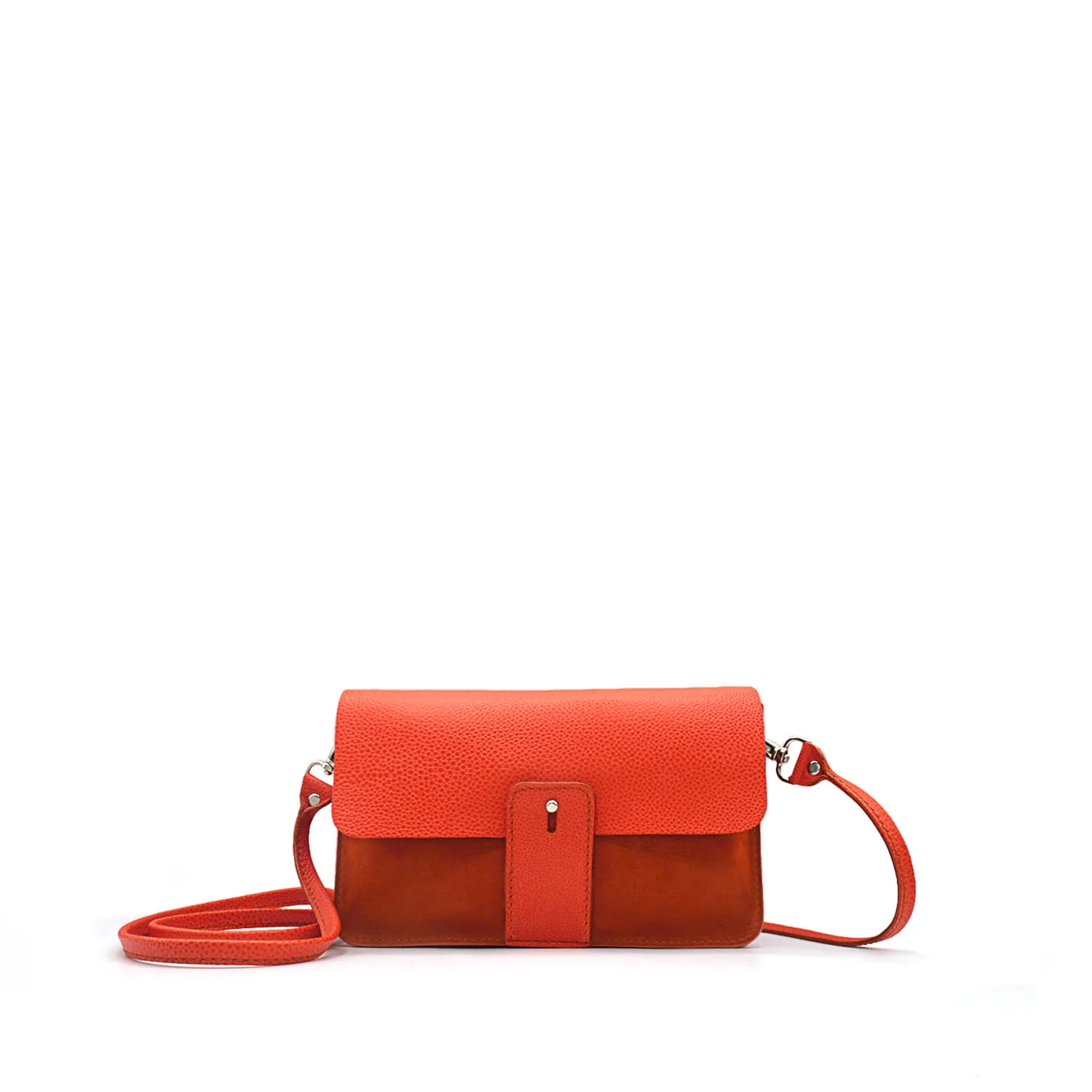 Un petit sac à main bicolore avec un rabat rouge et un corps marron, doté d'une fermeture à pression et d'une bandoulière réglable.