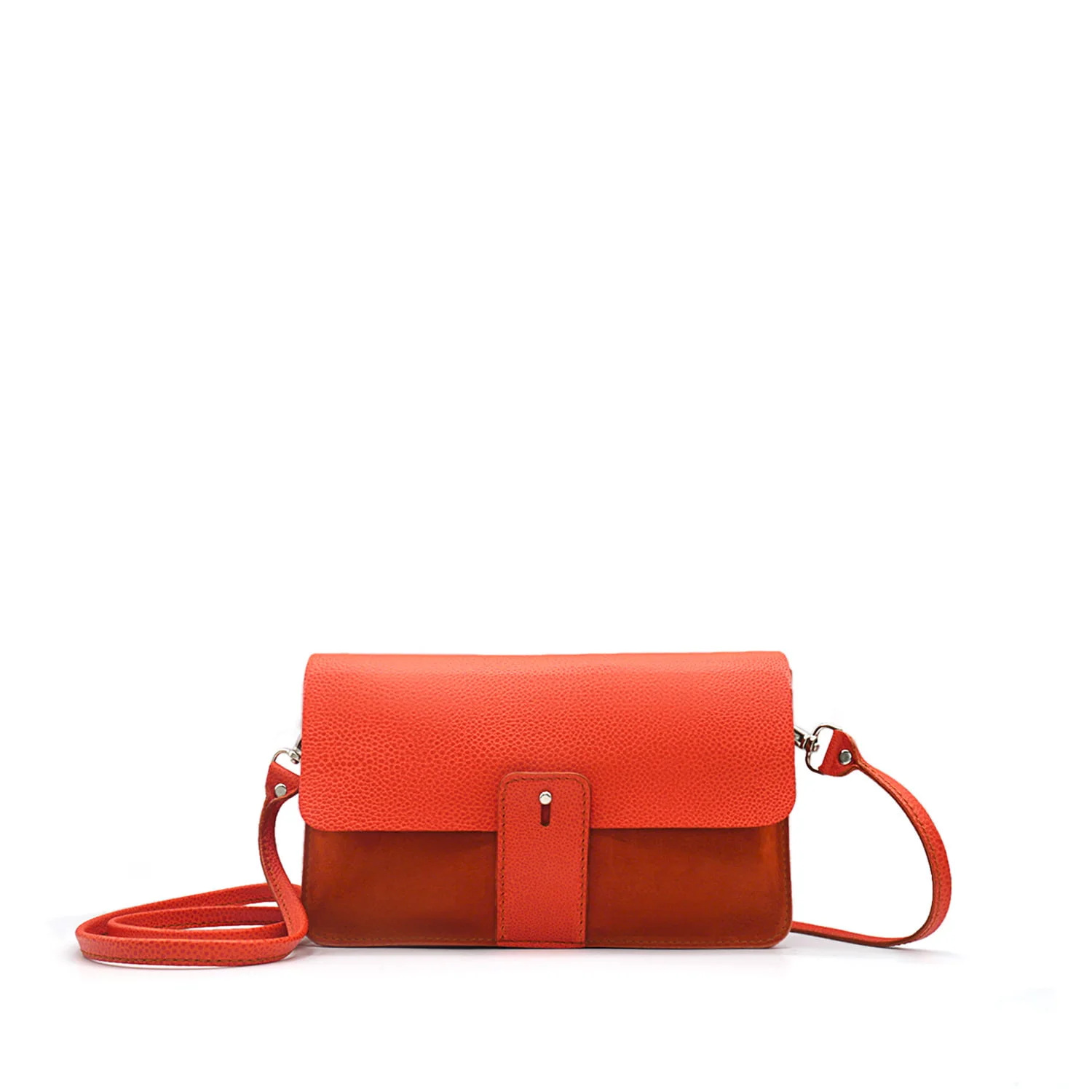 Sac à bandoulière en cuir rouge et marron avec une fermeture à rabat et une bandoulière réglable.