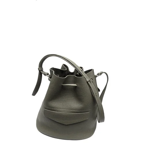 Sac seau en cuir gris-vert foncé avec fermeture à cordon et bandoulière réglable.
