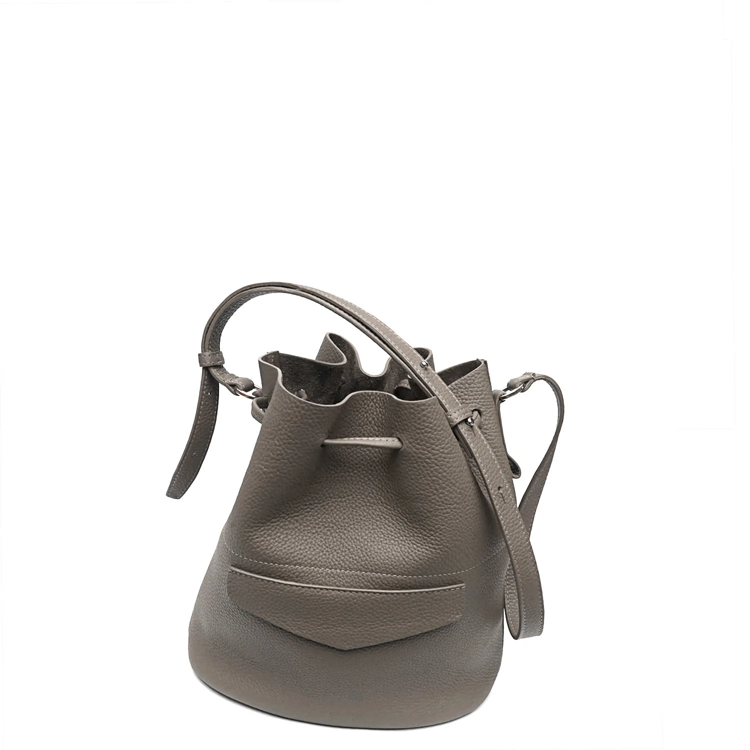Un sac seau en cuir gris avec une fermeture à cordon et une bandoulière réglable.