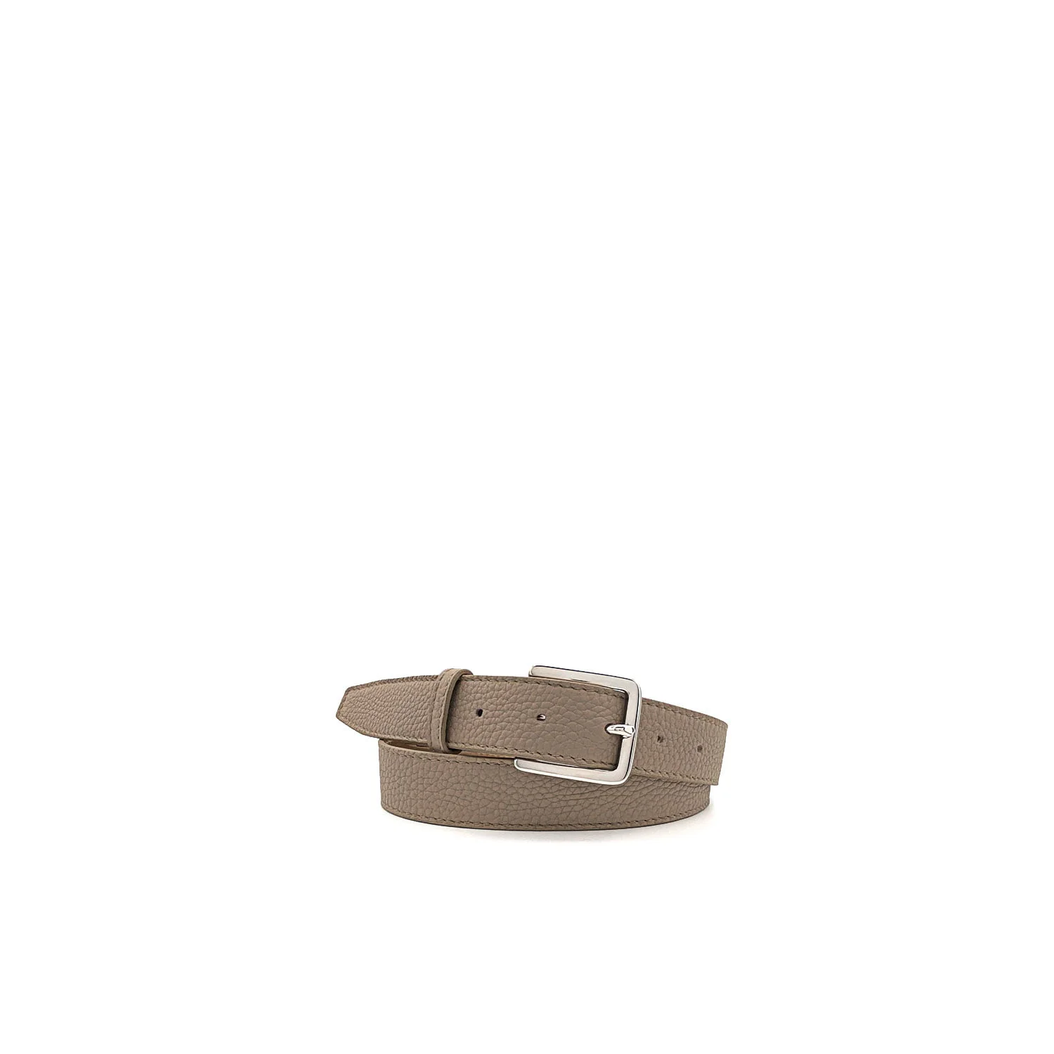 Une ceinture en cuir marron enroulée avec une boucle argentée est présentée sur un fond blanc.
