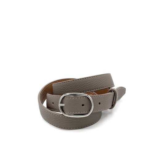 Une CEINTURE CUIR GRAINÉ COUSU 2.5CM (2504) enroulée en cuir gris présentant une boucle argentée sur fond blanc.