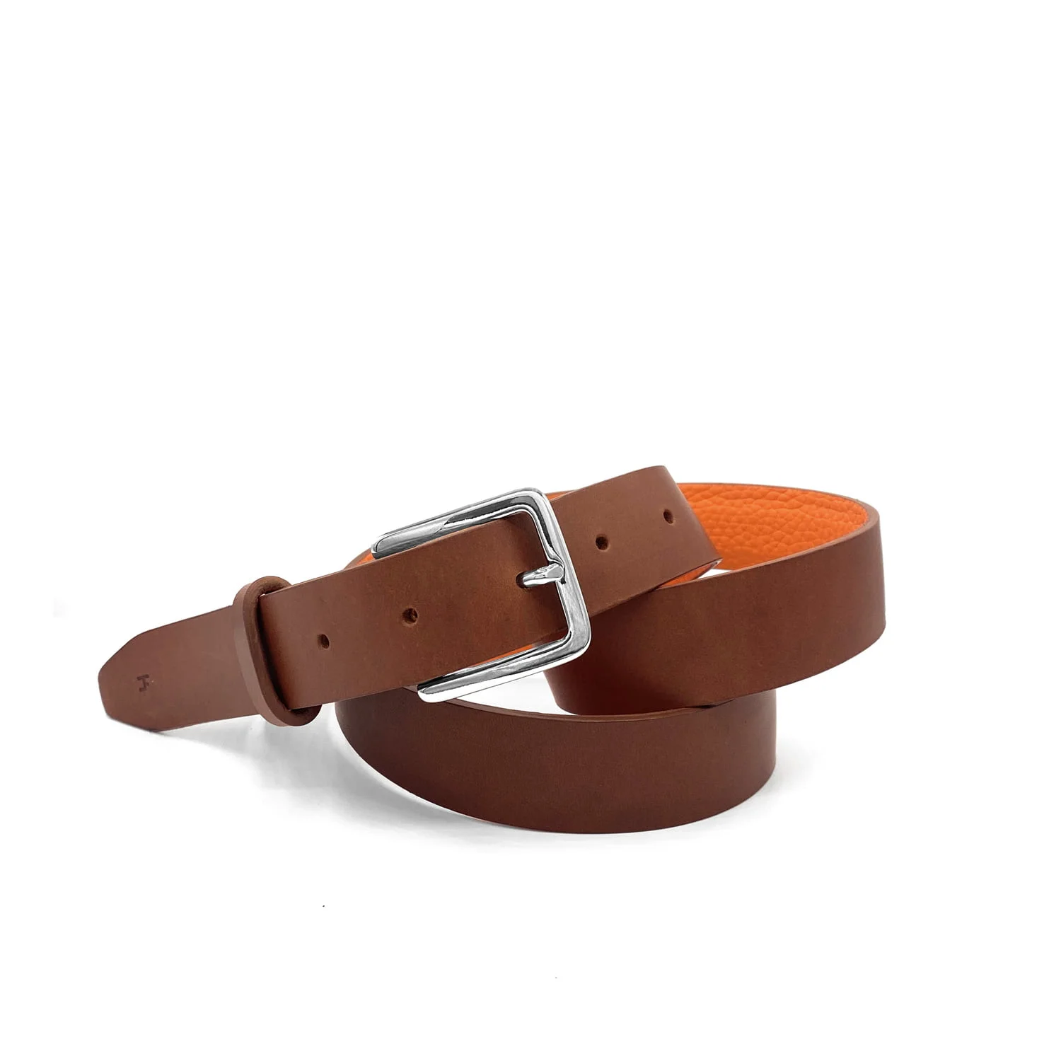 CEINTURE LARRUAK 3CM, une ceinture en cuir marron dotée d'une boucle argentée, enroulée sur un fond blanc.