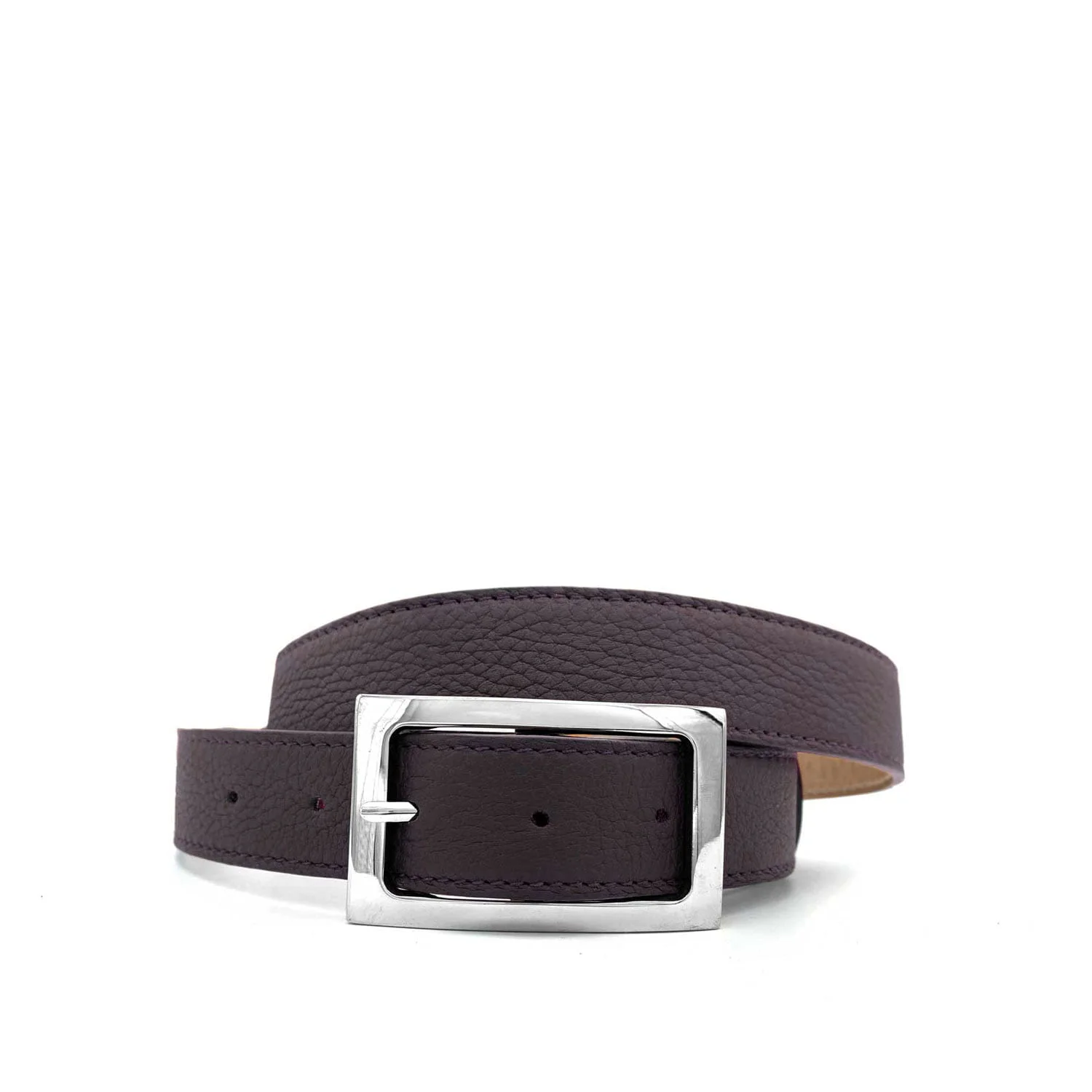 Une ceinture en cuir marron foncé avec une boucle rectangulaire argentée est enroulée sur un fond blanc.