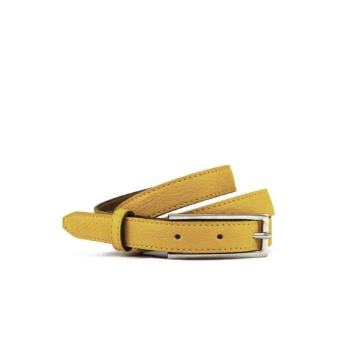Une ceinture en cuir jaune enroulée avec une boucle argentée, affichée sur un fond blanc uni.