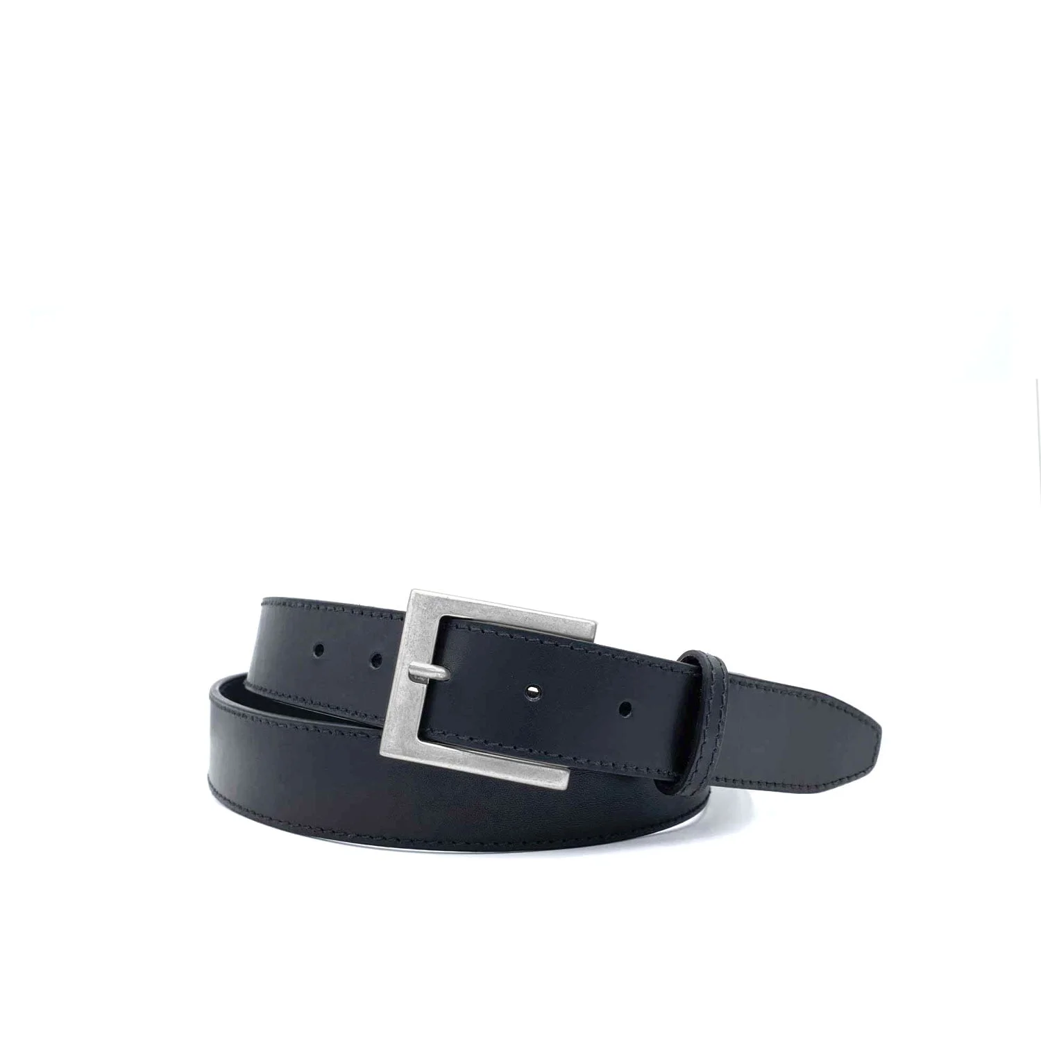 Ceinture en cuir noir avec une boucle rectangulaire argentée, enroulée sur un fond blanc.