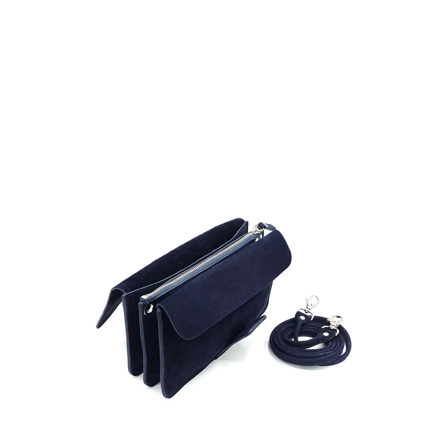 Sac à main en daim bleu foncé avec trois compartiments et une bandoulière amovible assortie, présenté sur un fond blanc uni.