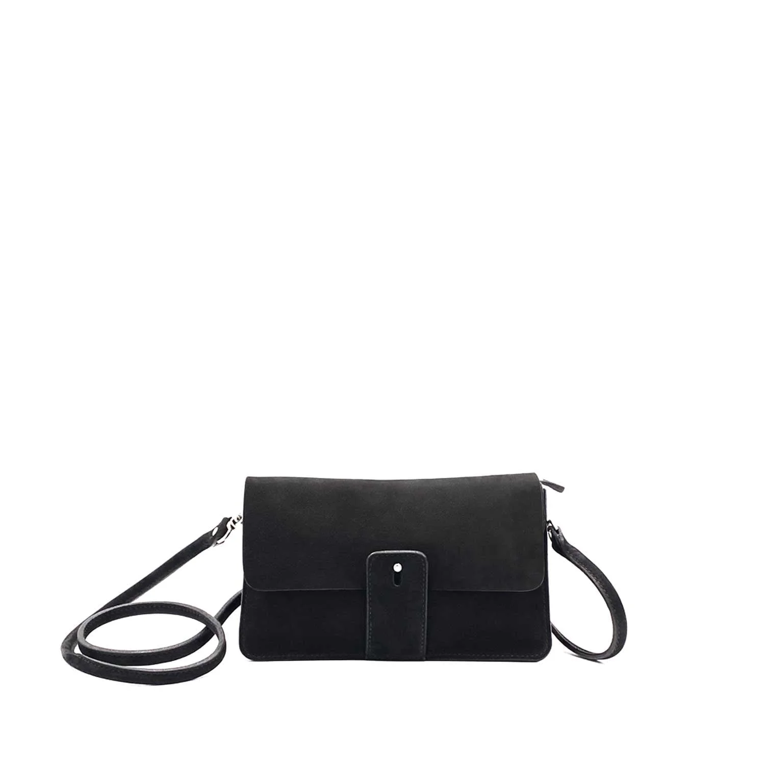 Un sac à bandoulière en cuir noir avec une fermeture à rabat et une bandoulière réglable est centré sur un fond blanc.