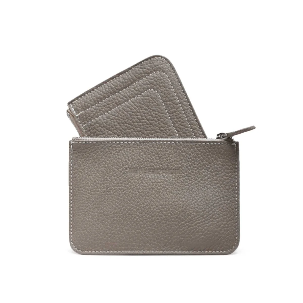 Une pochette en cuir avec une fermeture éclair visible contient des porte-cartes empilés. Le cuir est texturé et gris.