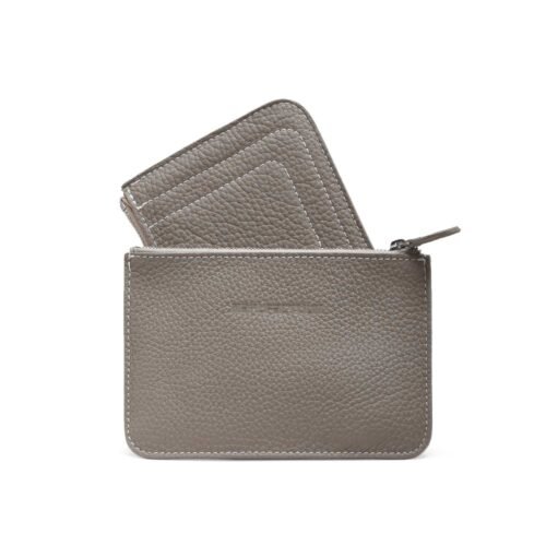 Une pochette en cuir avec une fermeture éclair visible contient des porte-cartes empilés. Le cuir est texturé et gris.