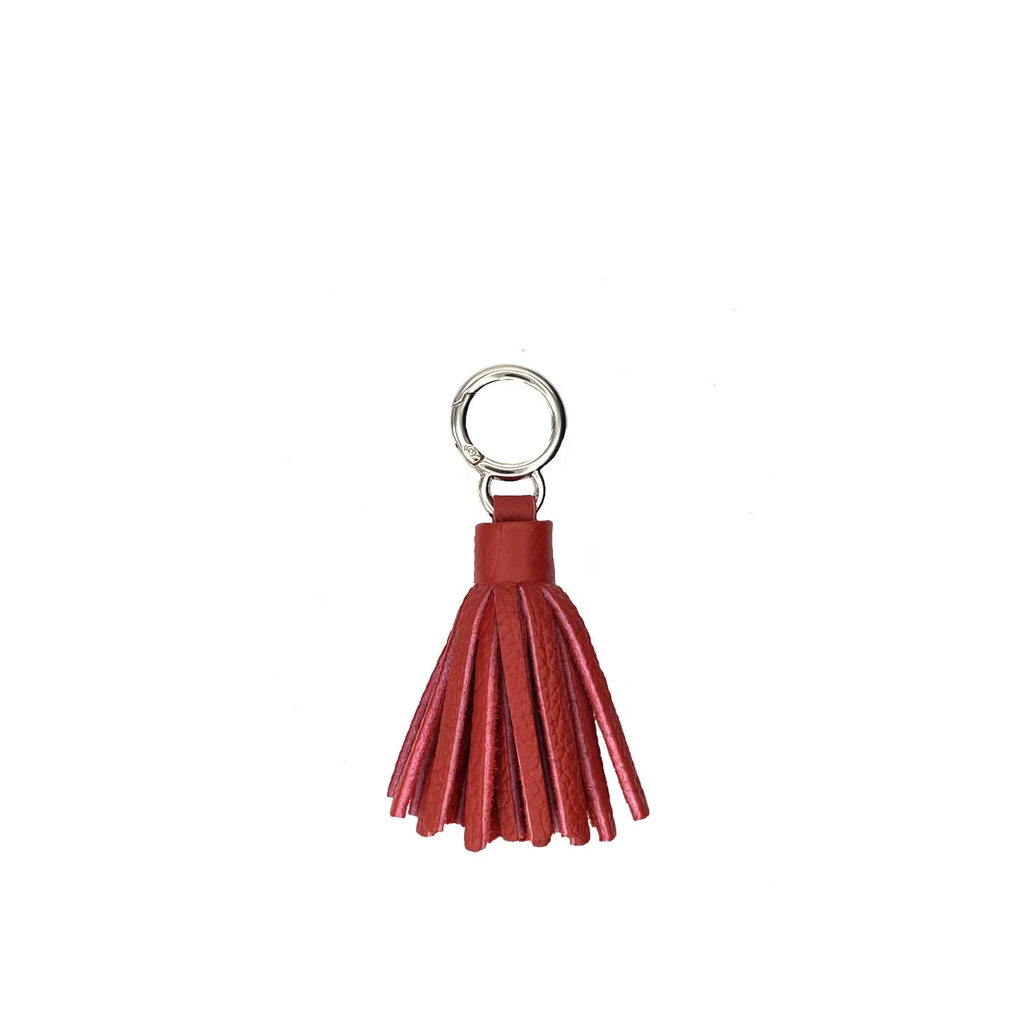 Porte-clés à pompon rouge avec une attache en anneau argenté sur fond blanc.