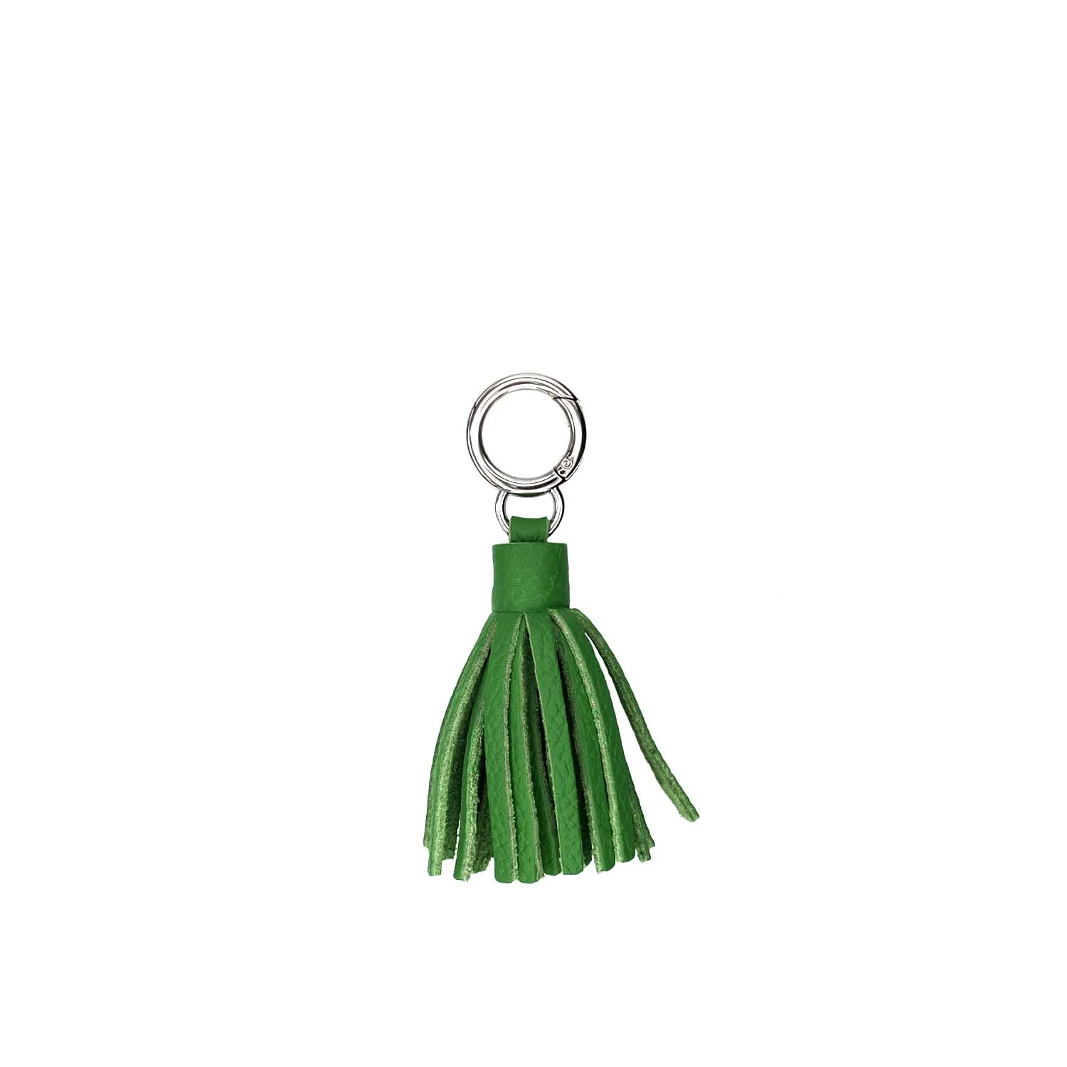 Un porte-clés à pompon en cuir vert avec un anneau argenté.