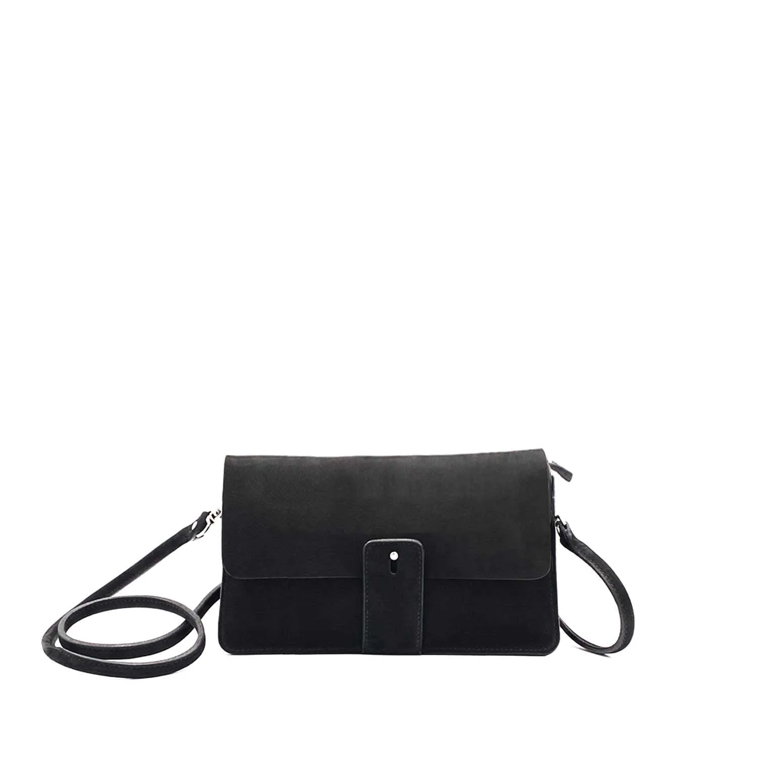 Pochette en daim noir avec fermeture à rabat et bandoulière amovible, placée sur un fond blanc uni.