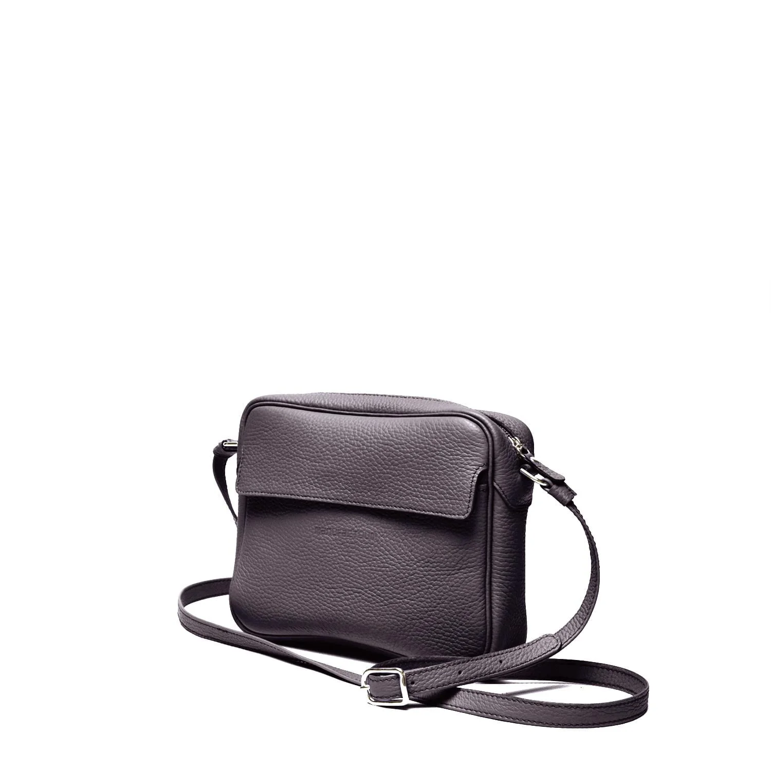 Sac bandoulière en cuir foncé avec une poche à rabat sur le devant et une bandoulière réglable.