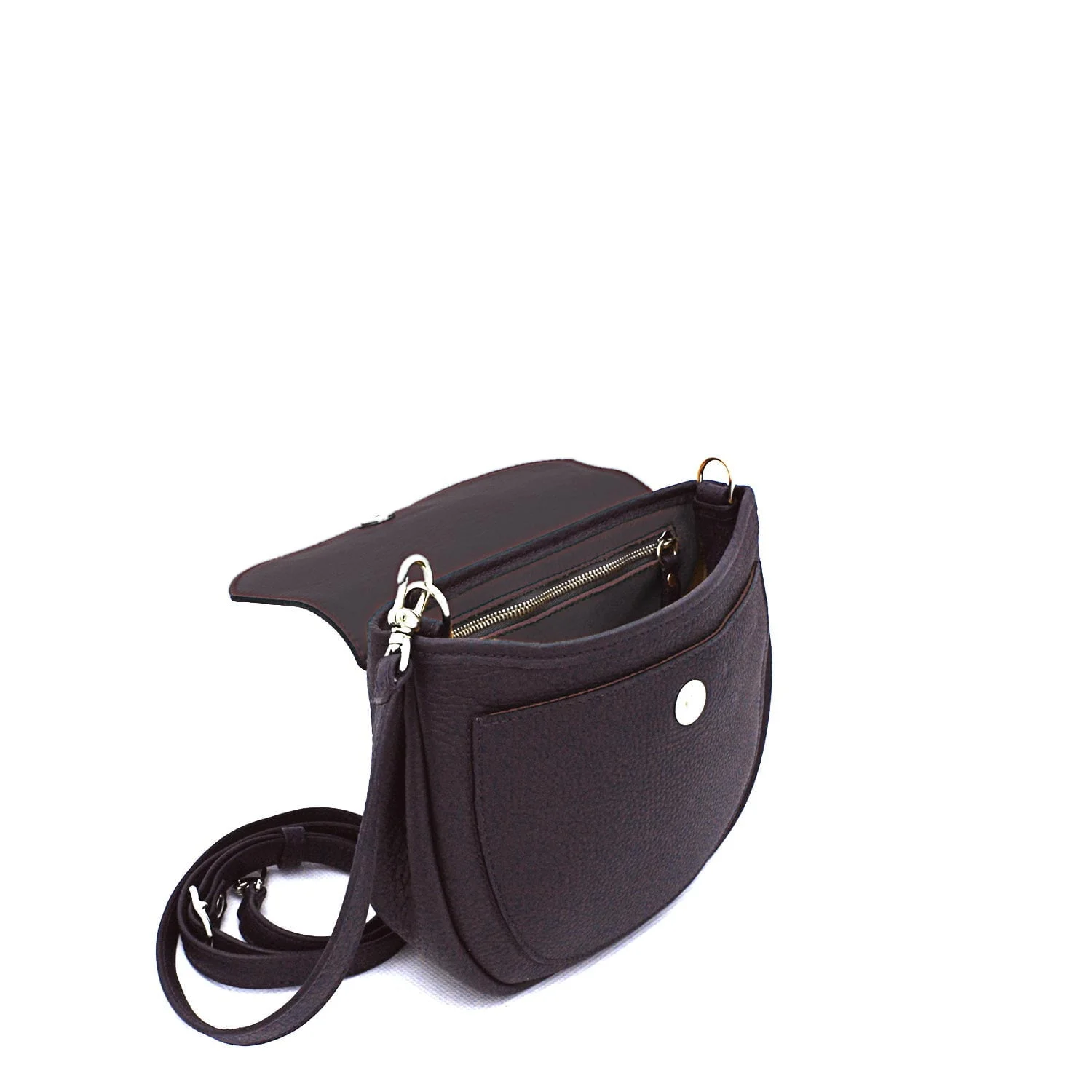 Sac bandoulière noir avec rabat, fermeture éclair argentée, poche avant et bandoulière réglable.