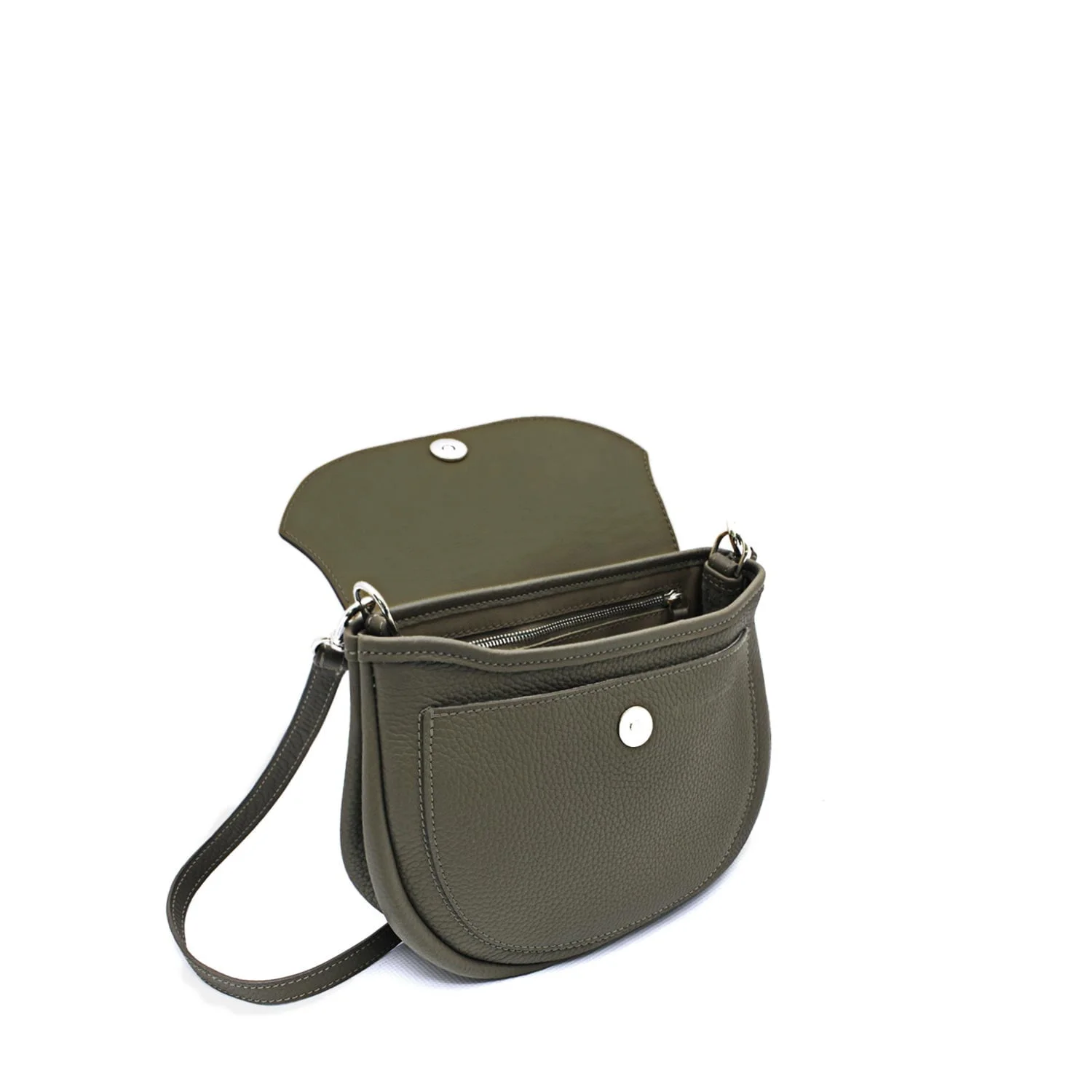Sac bandoulière ouvert en cuir vert olive avec rabat et bandoulière, laissant apparaître ses compartiments intérieurs.