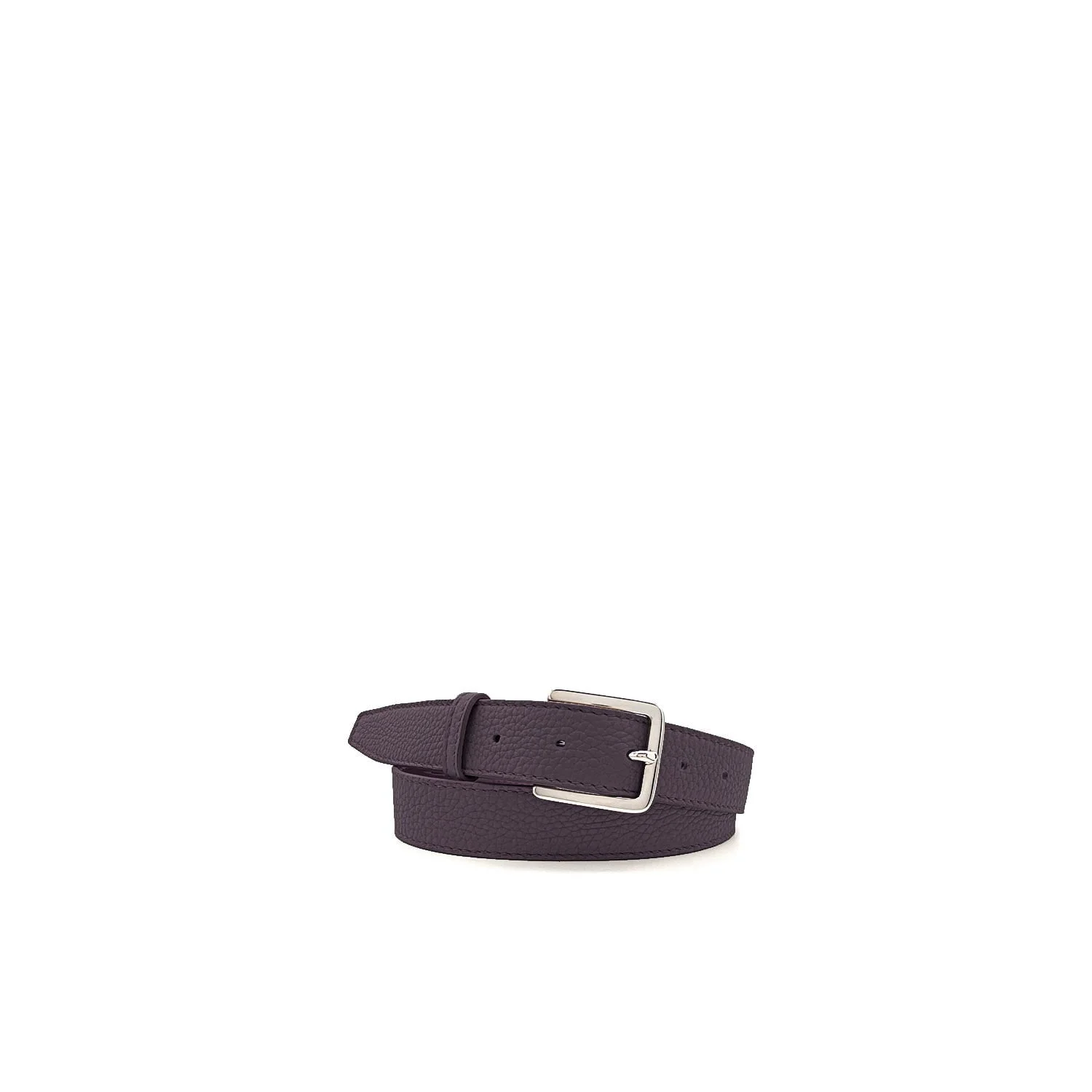 Une ceinture en cuir marron foncé avec une boucle argentée est enroulée sur un fond blanc.
