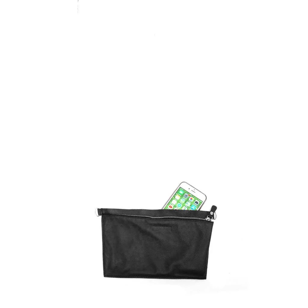 Un smartphone avec des applications sur l'écran est partiellement à l'intérieur d'une pochette zippée noire sur un fond blanc uni.