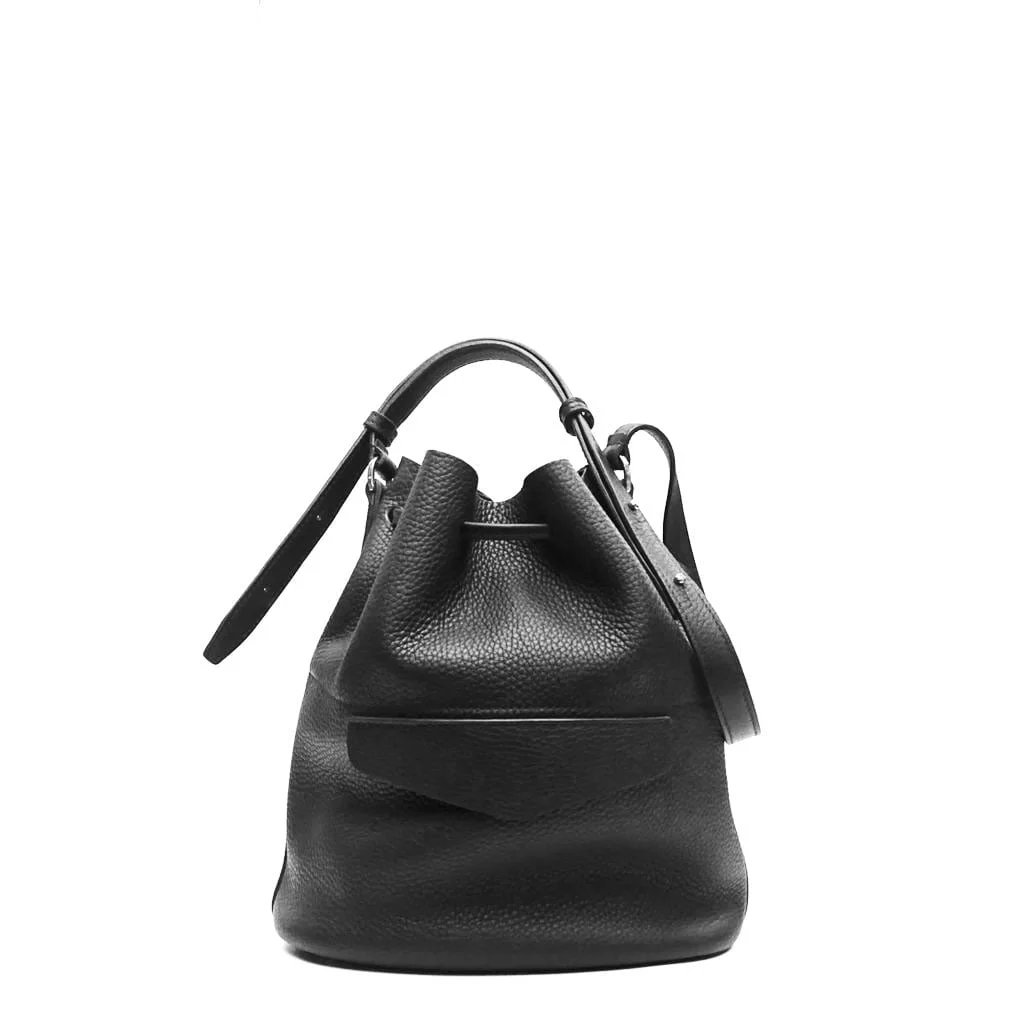 Un sac seau en cuir noir avec une poignée supérieure et une bandoulière réglable, doté d'une fermeture à cordon.