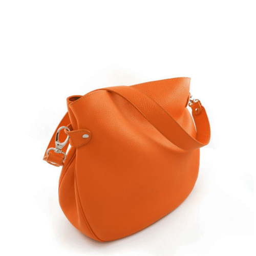 Sac à main en cuir orange au design incurvé et à la bandoulière, avec du matériel argenté sur un fond blanc uni.
