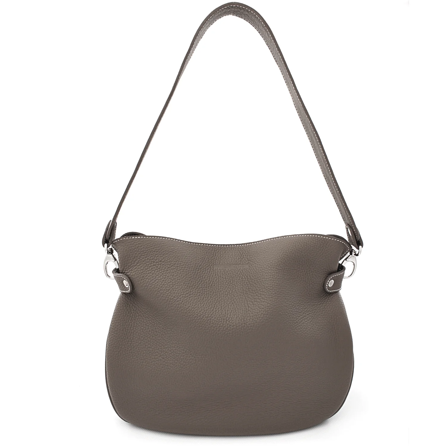 Un sac à main en cuir gris avec du matériel argenté et une seule bandoulière.