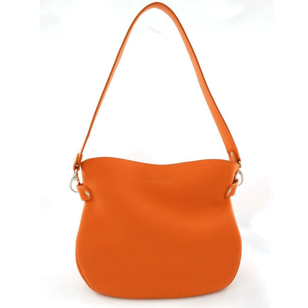 Sac à main en cuir orange avec une seule bandoulière et des accents de boucle argentés sur fond blanc.
