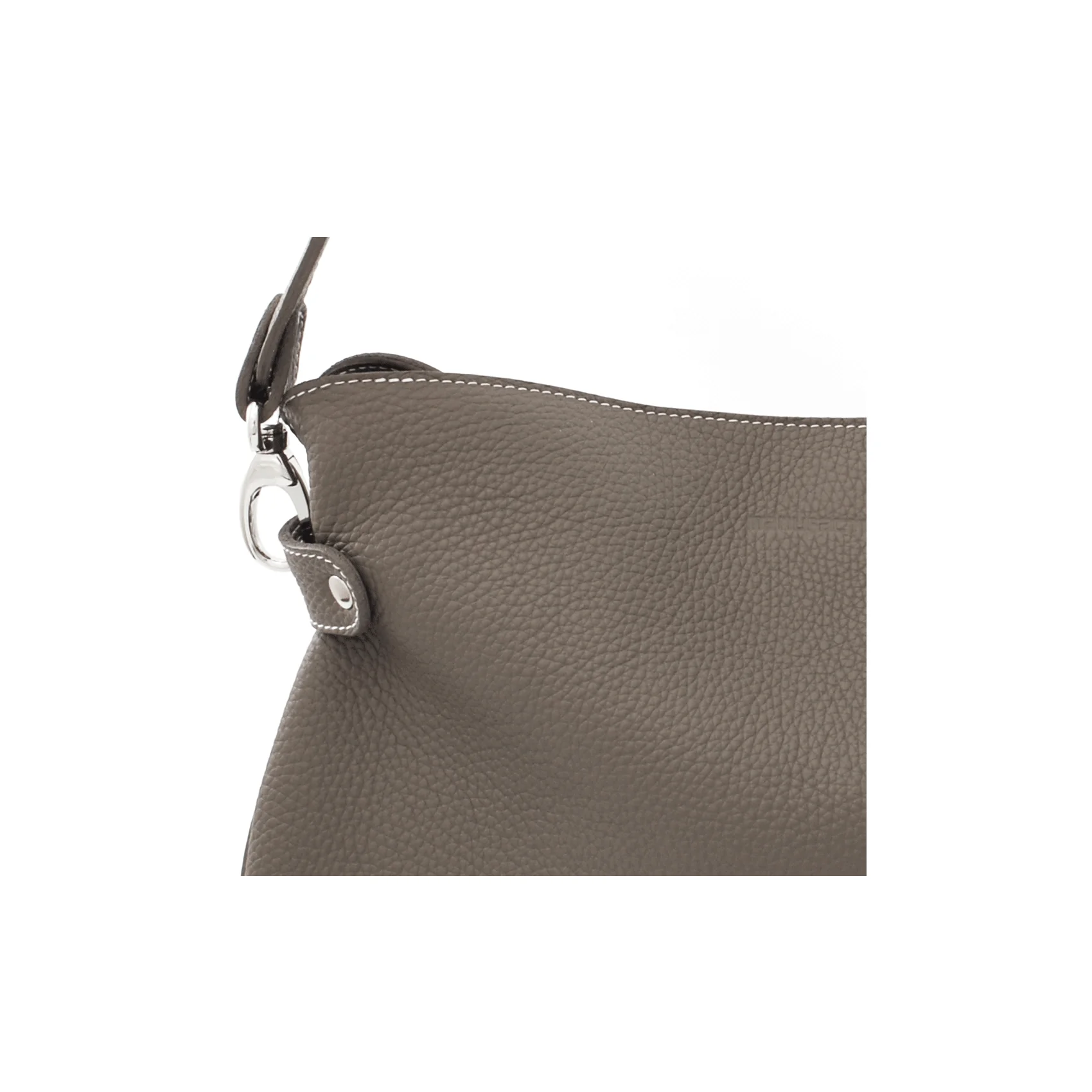 Gros plan d'un sac à main en cuir grainé gris avec un fermoir argenté et des détails de couture.