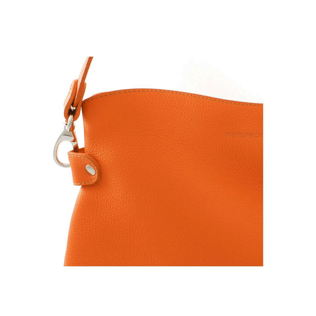 Gros plan d'un sac à main en cuir orange avec un fermoir argenté et des coutures visibles.