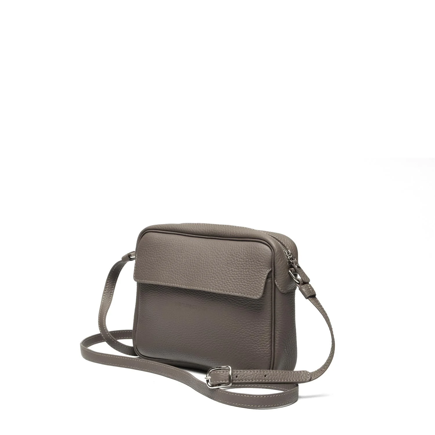 Un sac à bandoulière en cuir marron de forme rectangulaire, avec fermeture à rabat et bandoulière réglable, sur fond blanc uni.