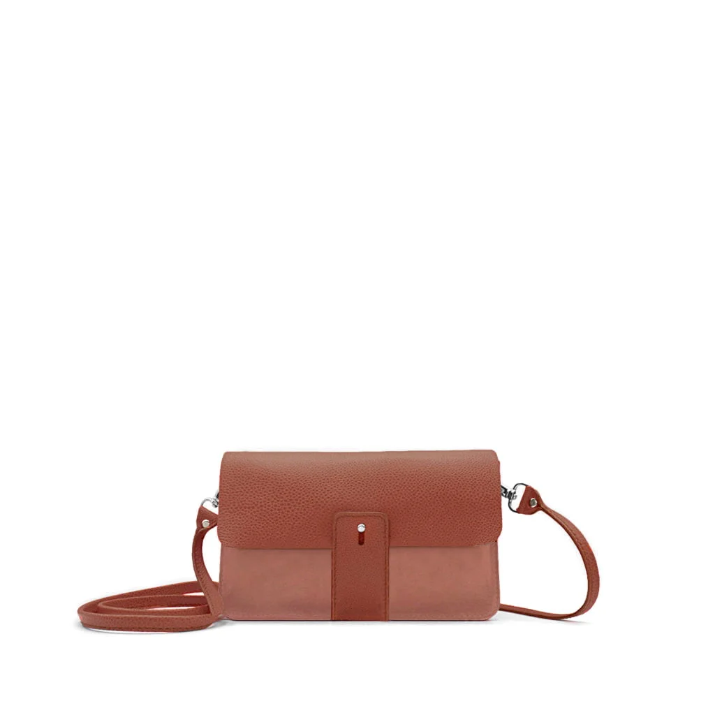 Le produit, LOU, est présenté sur un fond blanc, mettant en valeur son design bandoulière en cuir marron avec une fermeture à rabat et une bandoulière réglable.