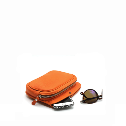 Pochette zippée orange avec un smartphone partiellement à l'intérieur, à côté d'une paire de lunettes de soleil marron.
