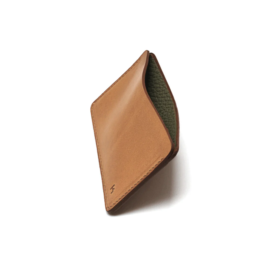 Un portefeuille en cuir beige partiellement ouvert sur fond blanc.
