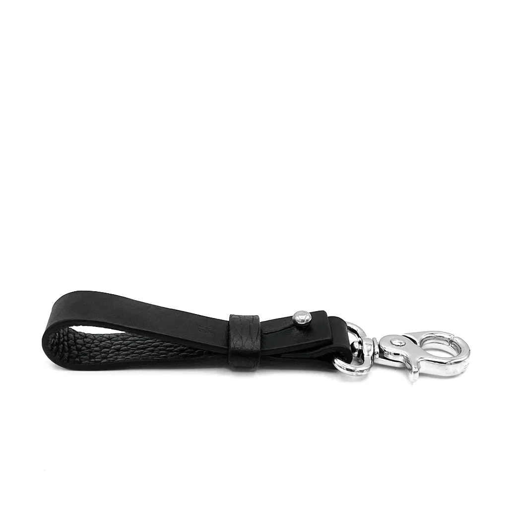 Porte-clés en cuir noir avec fermoir argenté.