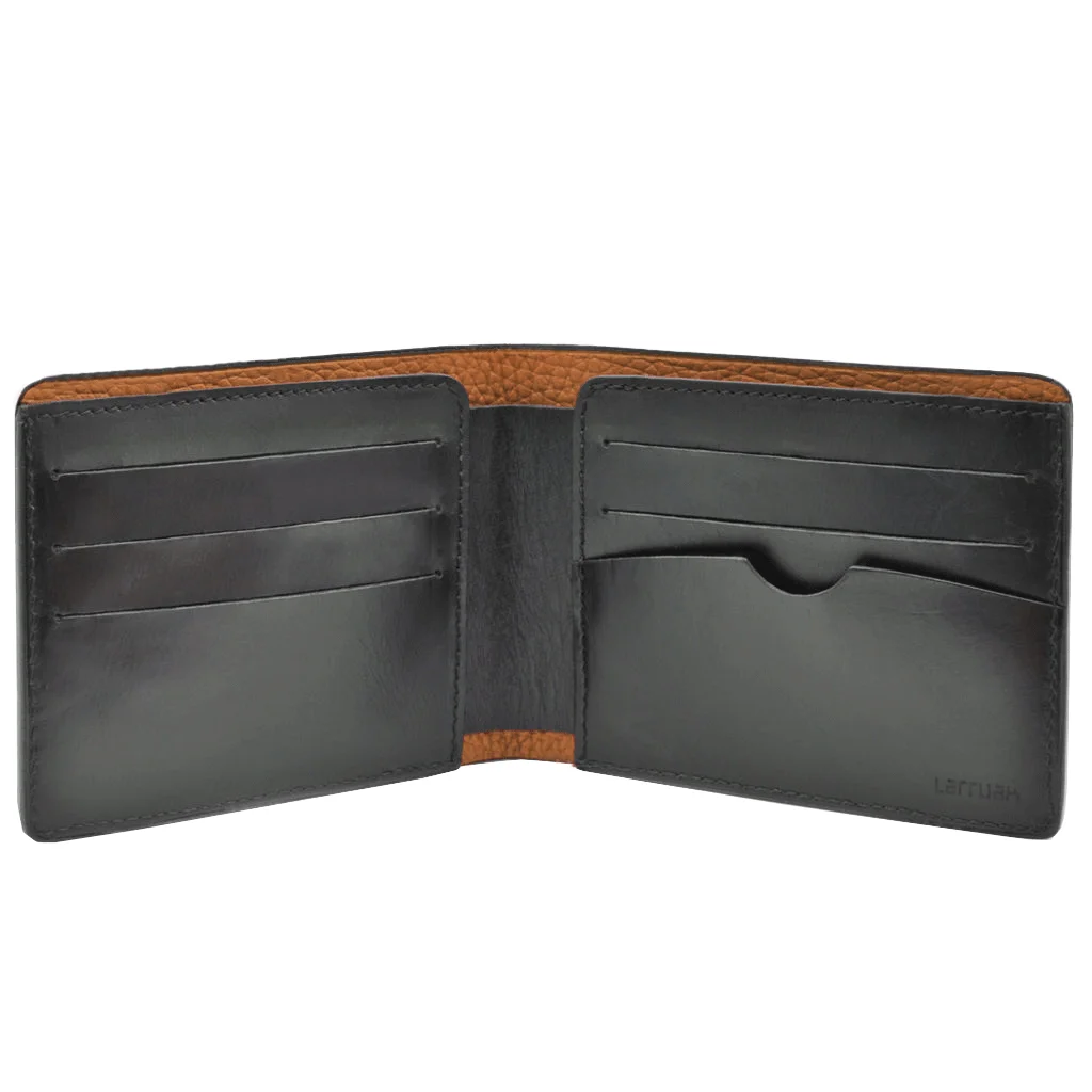 Portefeuille ouvert en cuir noir avec plusieurs emplacements pour cartes et une poche pour la monnaie, doublure intérieure marron visible.