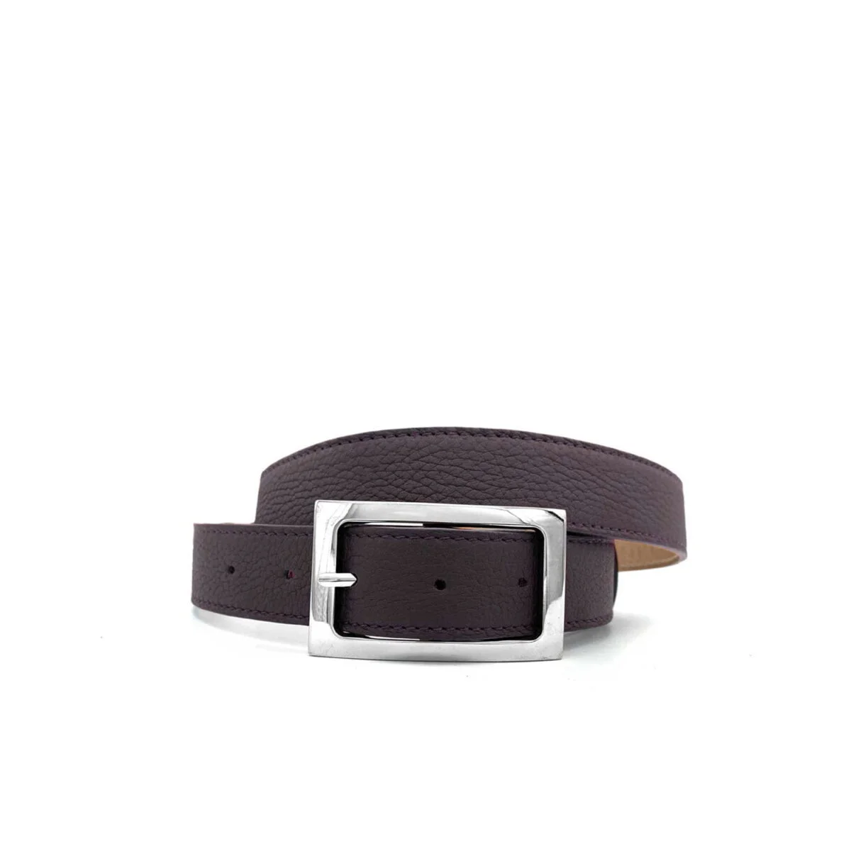 Une ceinture en cuir marron foncé avec une boucle rectangulaire en argent est enroulée sur un fond blanc.