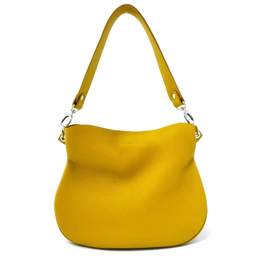 Le sac à main en cuir jaune JUDY est doté d'une seule bandoulière et de détails en métal argenté.