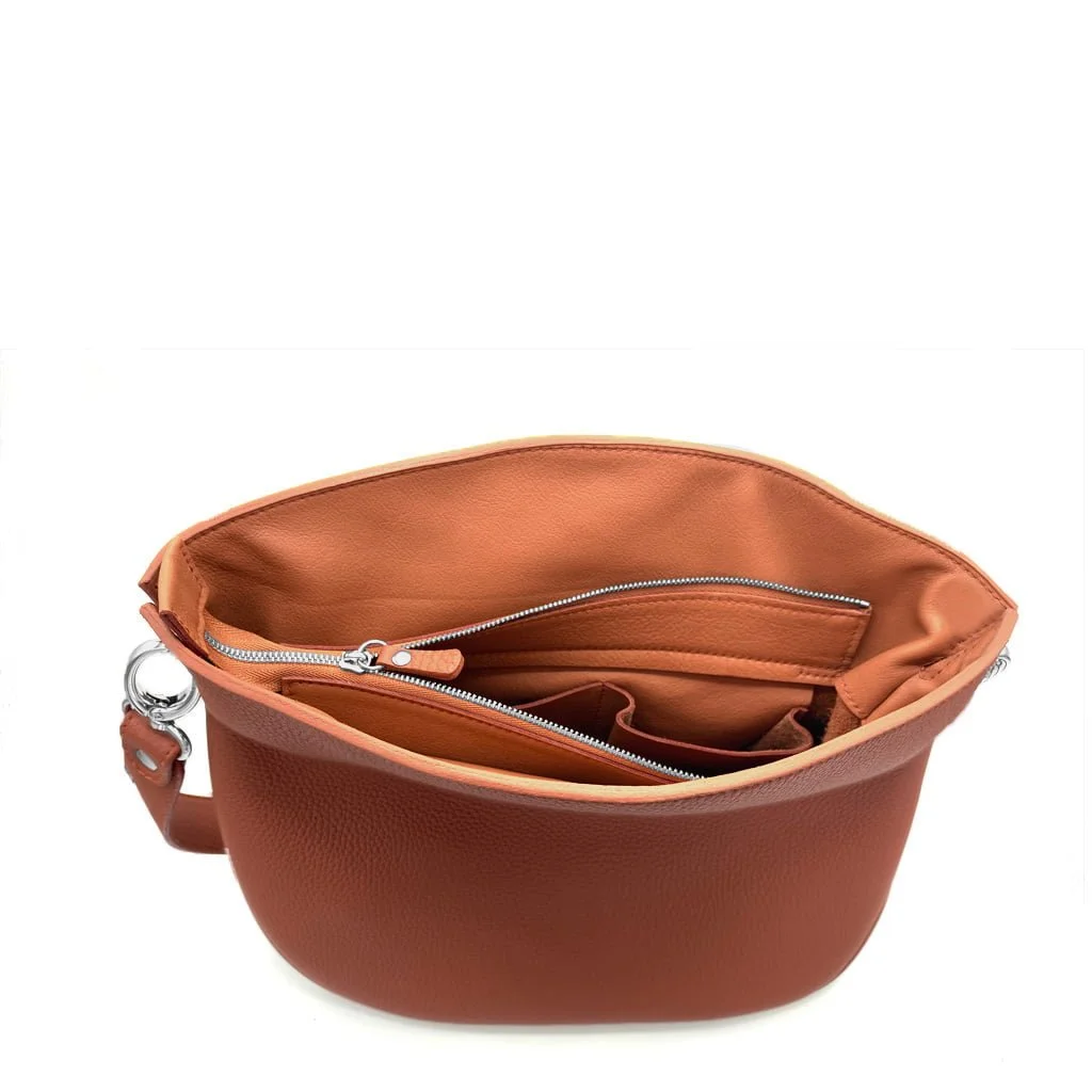 Le GABY est un sac ouvert en cuir marron doté de plusieurs compartiments intérieurs et d'une poche zippée.
